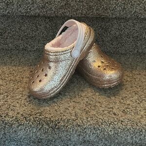 Like new toddler girls gold sparkle crocs size 11